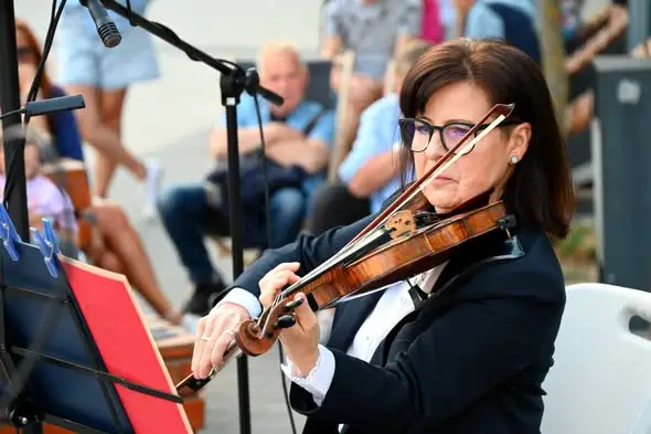 Muzyczna uczta w Dziwnówku: koncert Tria Wieniawski na skwerze przy zegarze