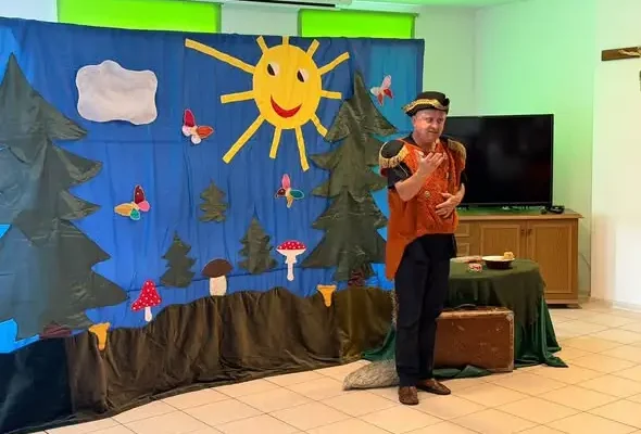 Teatr objazdowy z Krakowa wystąpił w WTZ. „Szelmostwa Lisa Witalisa” uczą uczestników o uczciwości