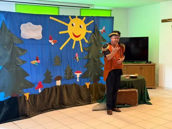Teatr objazdowy z Krakowa wystąpił w WTZ. „Szelmostwa Lisa Witalisa” uczą uczestników o uczciwości