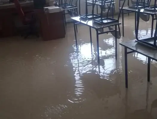 Zalane pomieszczenia w szkole podstawowej w Świerznie – akcja strażaków