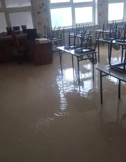 Zalane pomieszczenia w szkole podstawowej w Świerznie – akcja strażaków