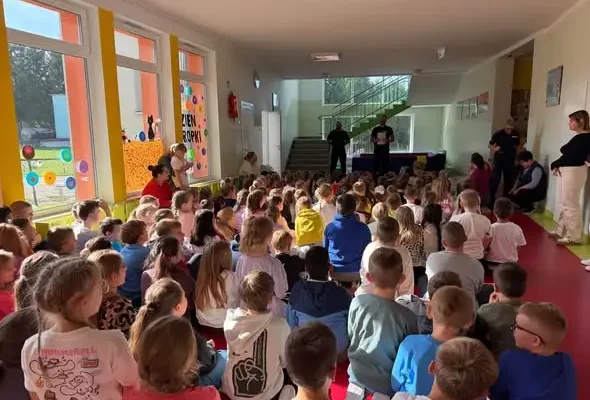 Policjanci z Kamienia Pomorskiego uczą dzieci bezpiecznej drogi do szkoły