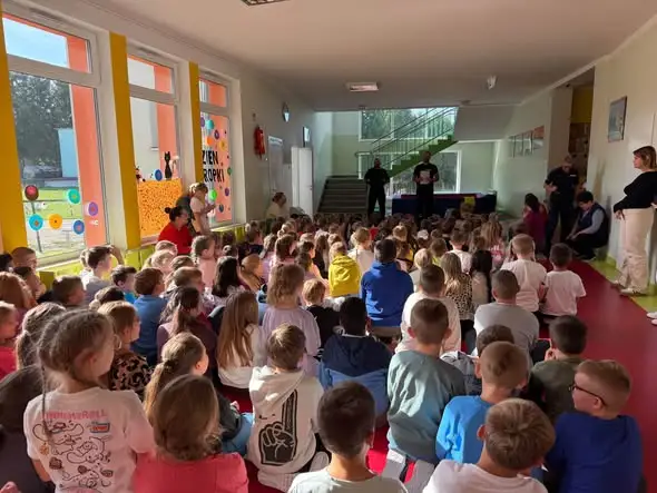 Policjanci z Kamienia Pomorskiego uczą dzieci bezpiecznej drogi do szkoły