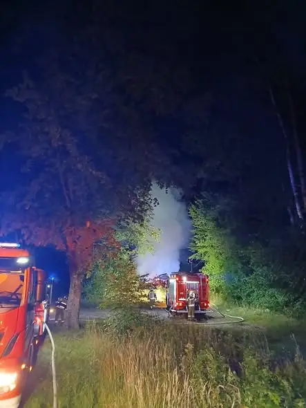 Pożar sterty gałęzi na drodze Wołowiec – Mechowo. Nocna akcja strażaków