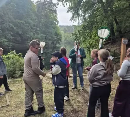 Uczniowie klas IV odkrywali tajemnice życia w kropli wody nad jeziorem Grodno