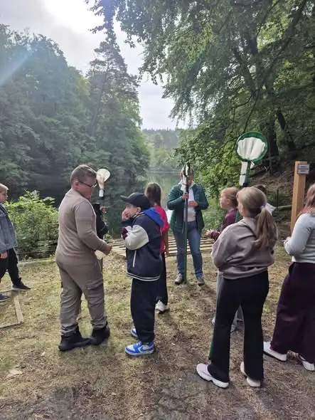 Uczniowie klas IV odkrywali tajemnice życia w kropli wody nad jeziorem Grodno